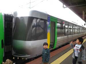 途中で種類の違う連結車両がついてた