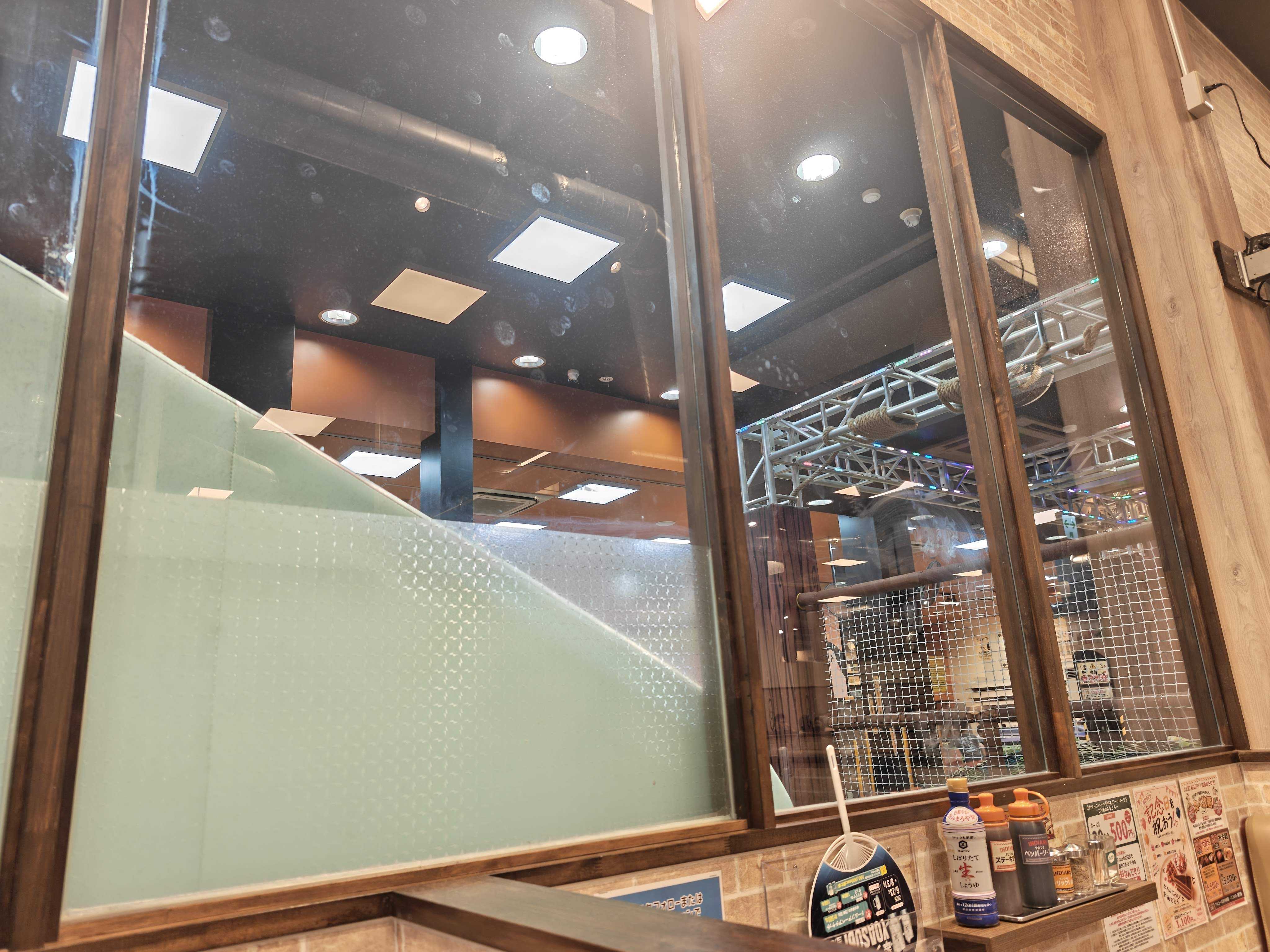 メガインディアンズ ステーキハウス 各務原店 店内のキッズパーク　見守り窓