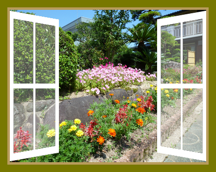 両開きガラス戸と庭の花.png