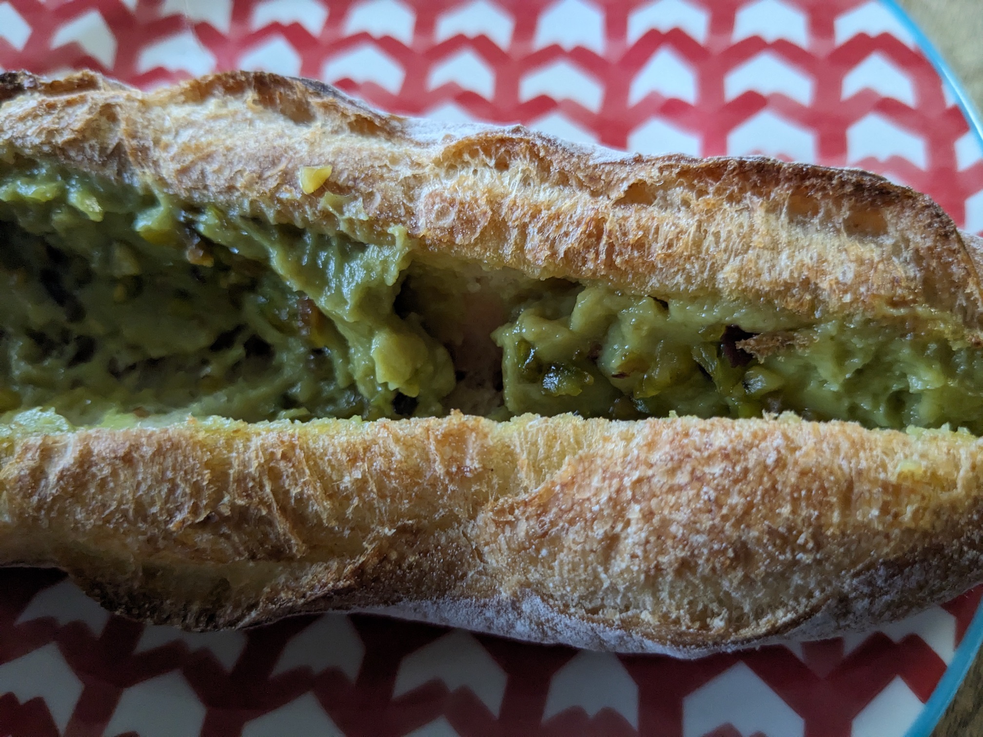 岡山市パン屋パブリックの通販　ピスタチオフランスの中のクリーム