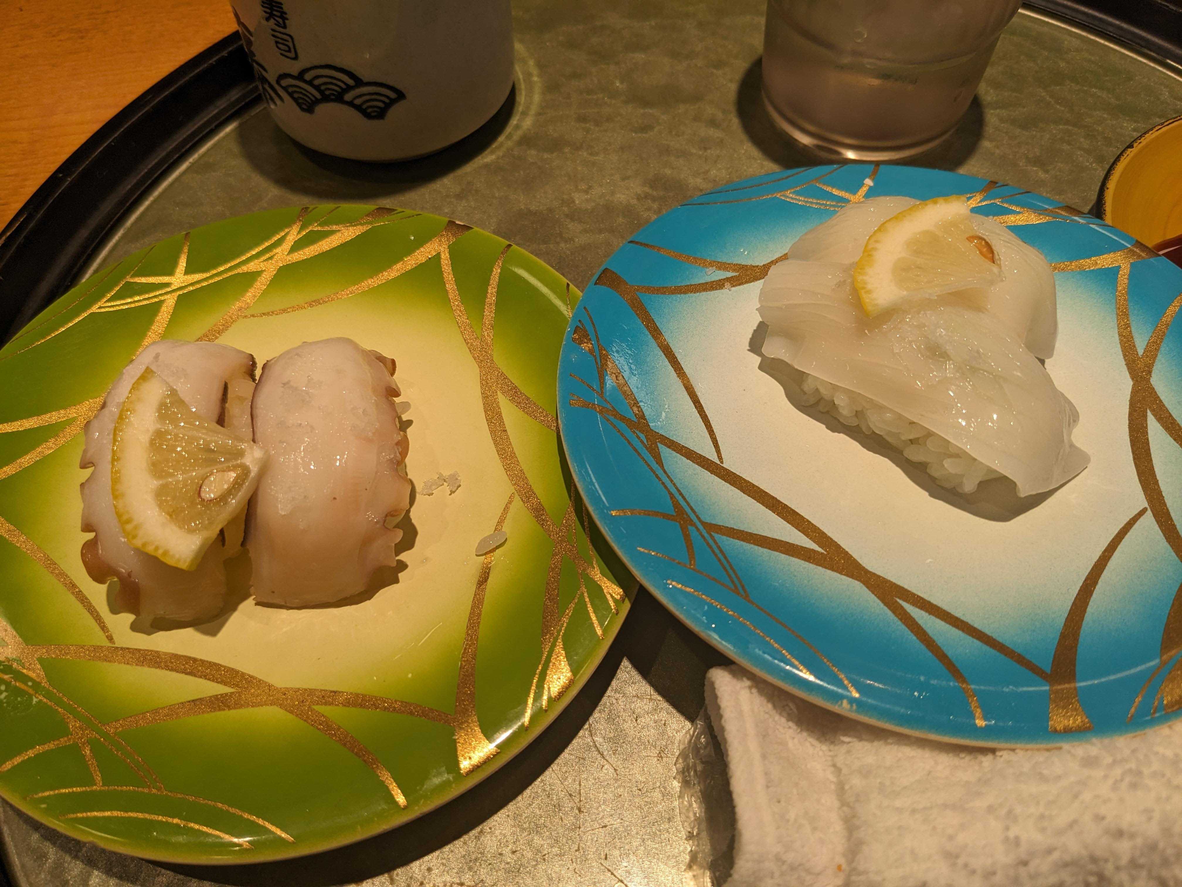 地魚回転寿司 丸藤　生たこ塩レモン、やりいか塩レモン