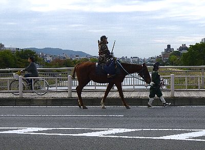 時代祭へ向かう行列-02