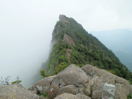 石鎚山（弥山から観た天狗岳）20150617.jpg