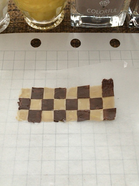 一枚一枚四角を貼った市松模様