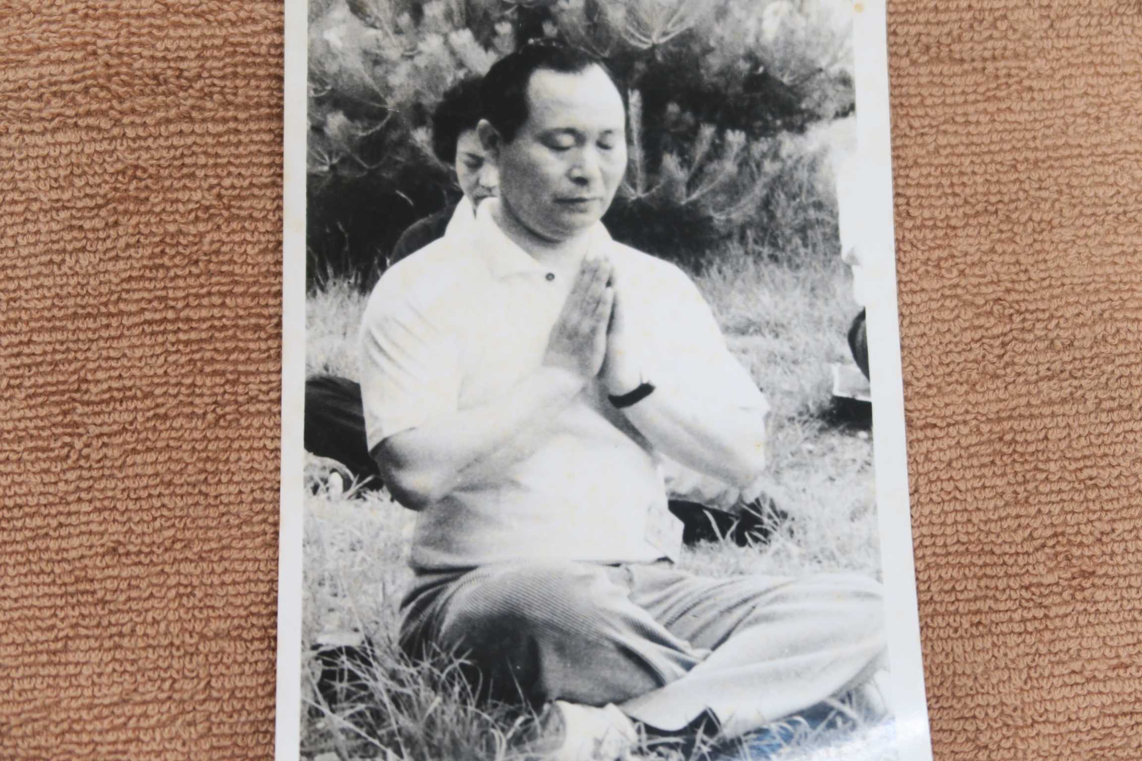 大自然の中で、座禅を組み笑いの高橋信次先生の生写真　大サイズ 大自然の中で、座禅を組み笑いの高橋信次先生の生