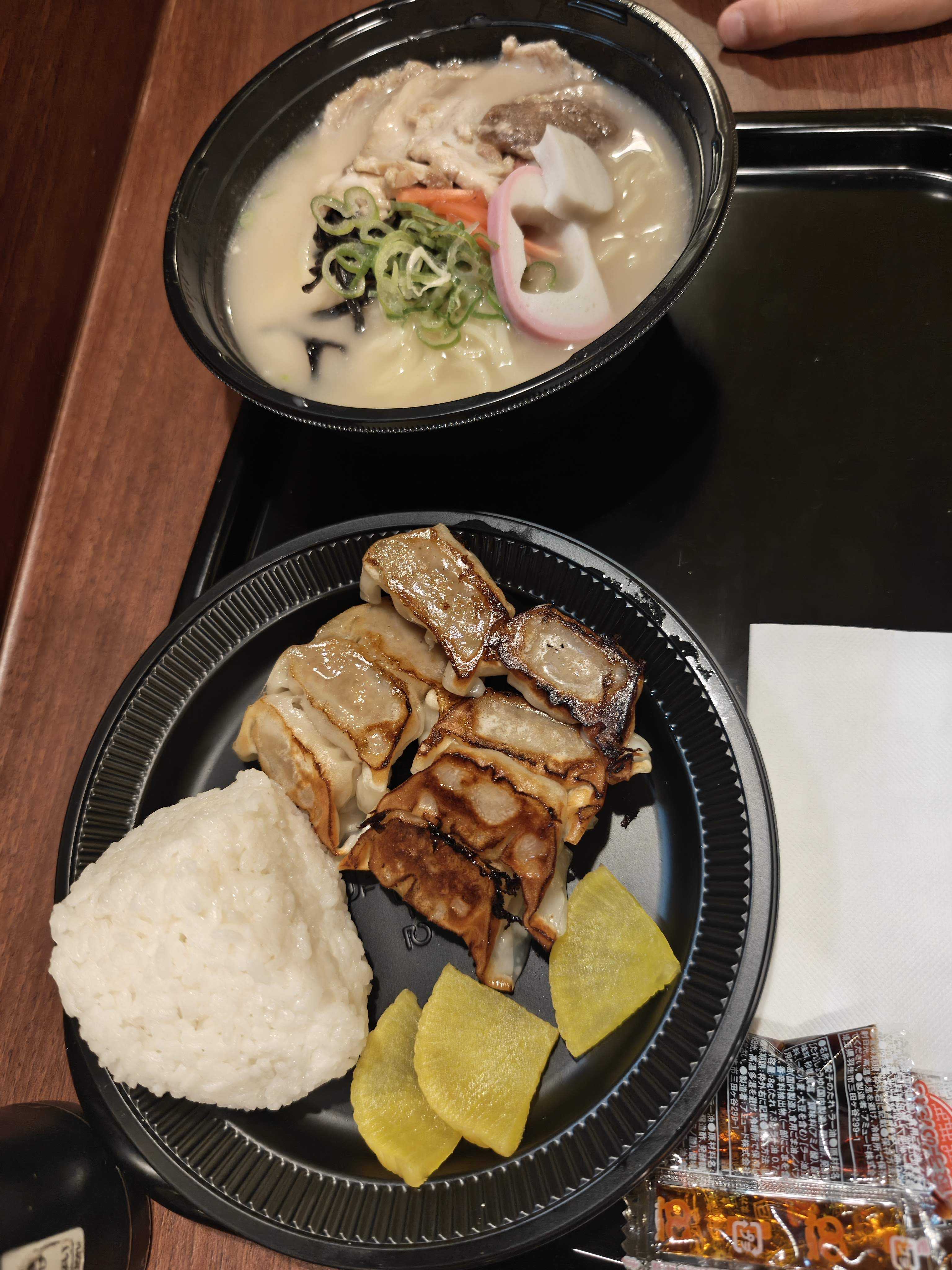 池袋ナンジャタウン　博多っ子ぎょうざ ランチ　チャーシューにゃ～めん、おにぎり、博多ひとくち餃子