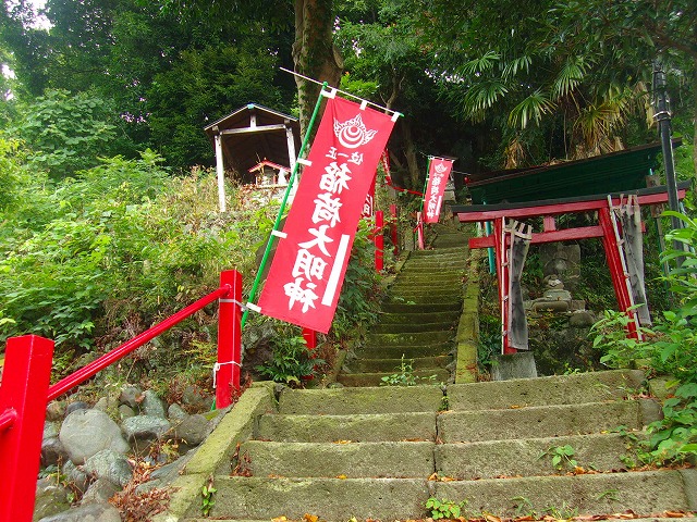 本殿横の稲荷階段.jpg