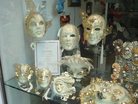 みやげ物屋さんの仮面.JPG