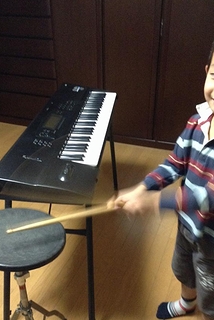 シンセ、ドラム練習台・・・音楽室？