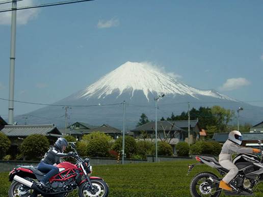 富士山背景バイク2台走行合成.jpg