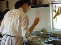 料理を仕上げる松本さん[1].jpg