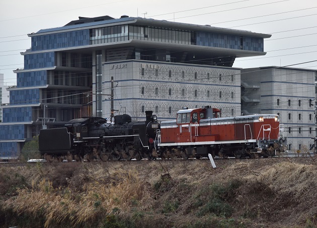 DE10-1118 2015.01.14 配9992レ　C57-1無動　3.jpg