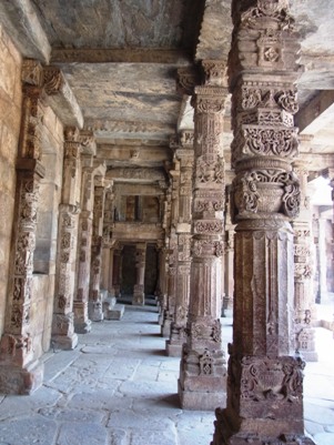 ヒンズー教の寺院を改造して建てられたので、イスラム色とヒンズー色が混在