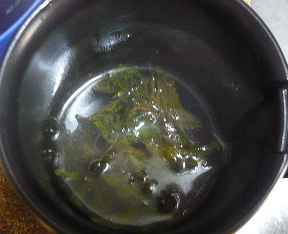 お湯を注ぎ