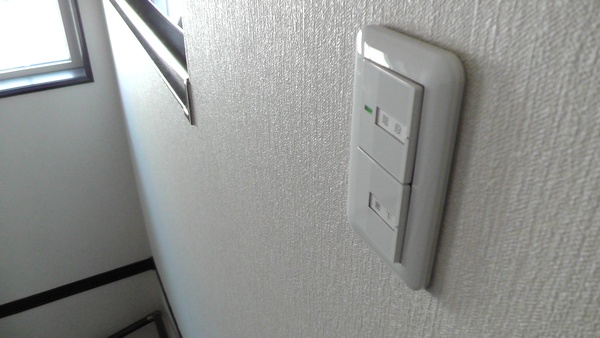 階段のスイッチ　ラウンドのプレートWTC7101W