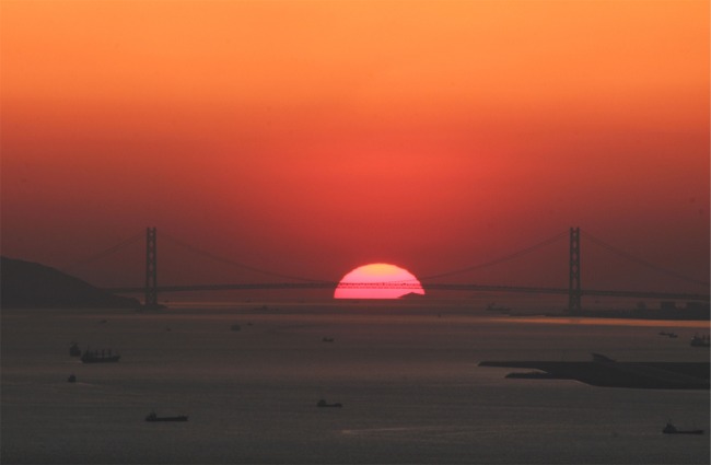 IMG_4189明石海峡大橋に絡む夕日.jpg
