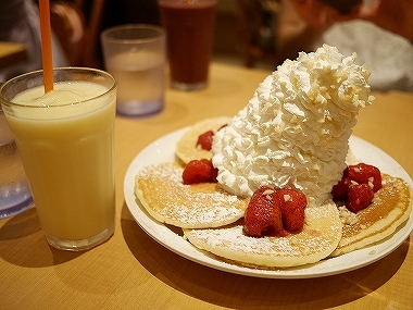 ストロベリーホイップクリームとマカデミアナッツパンケーキ　エッグスンシングス