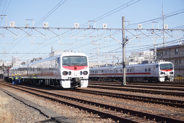 E491系電車 (East i-E) & キヤE193系気動車 (East i-D)奇跡の 並び！ EF81 98牽引3