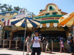 8月31日TDL シェイプアイス　イチゴお店