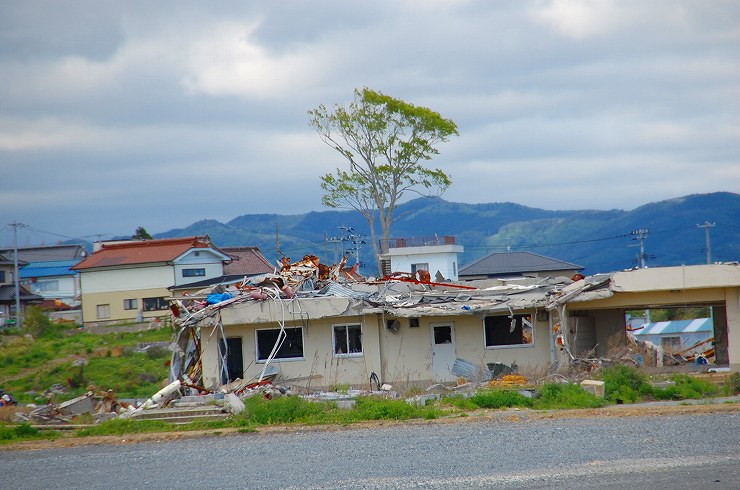 傷んだままの高校の建物