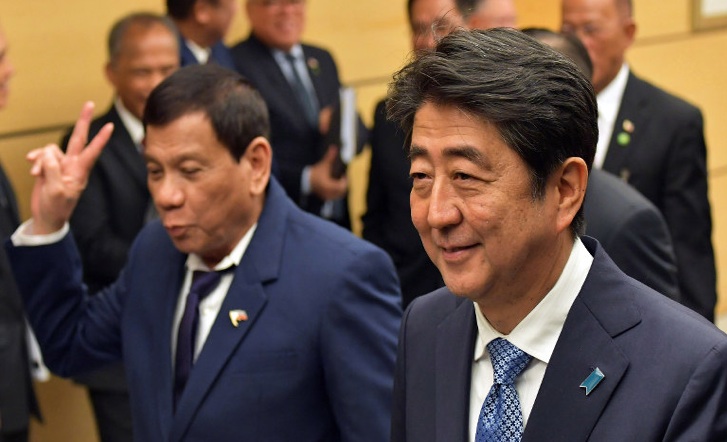 ドゥテと安倍.jpg