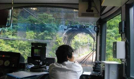 樽沢トンネルを通過