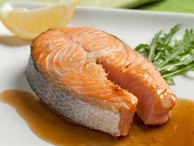 5-foods-that-fight-sun-damage-05-salmon-slく.jpg