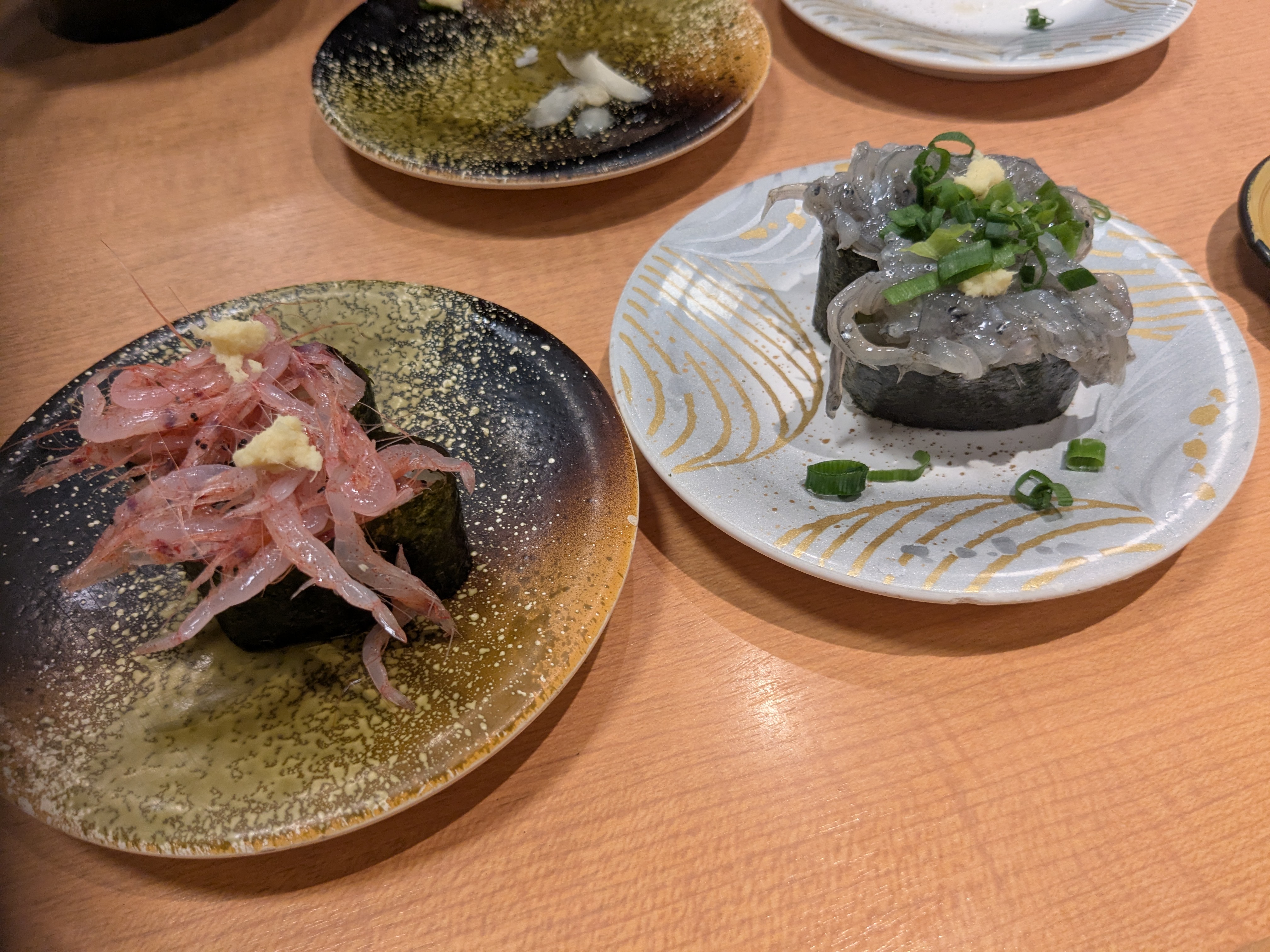 安房鴨川駅　子連れ夕食　地魚回転寿司 丸藤　生しらす軍艦、生桜海老軍艦