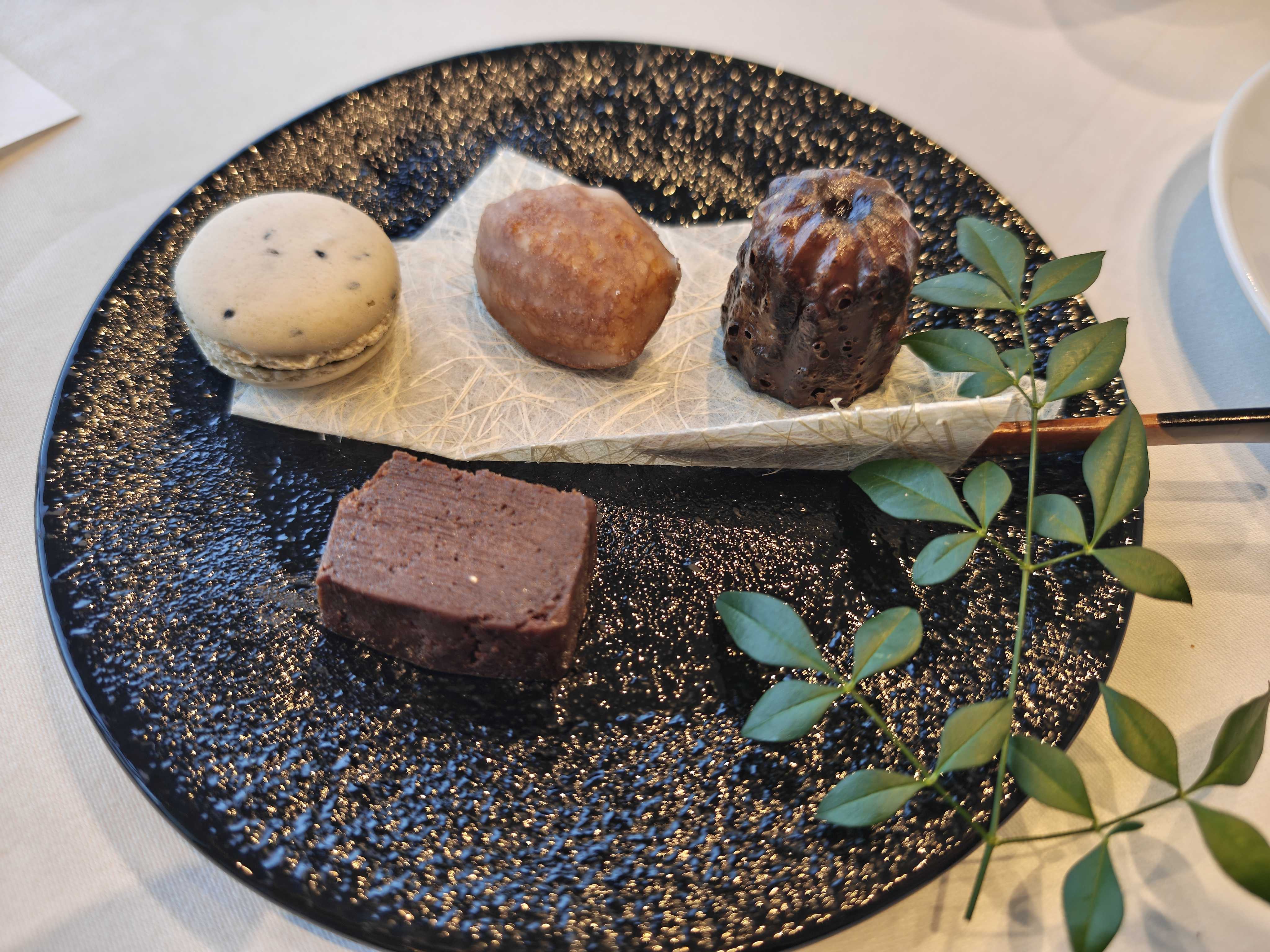 浅草駅　フランス料理　ナベノイズム　Café et Mignardises　カフェバッハのコーヒーと小菓子