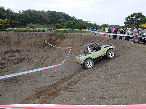 斜めになったジムニー