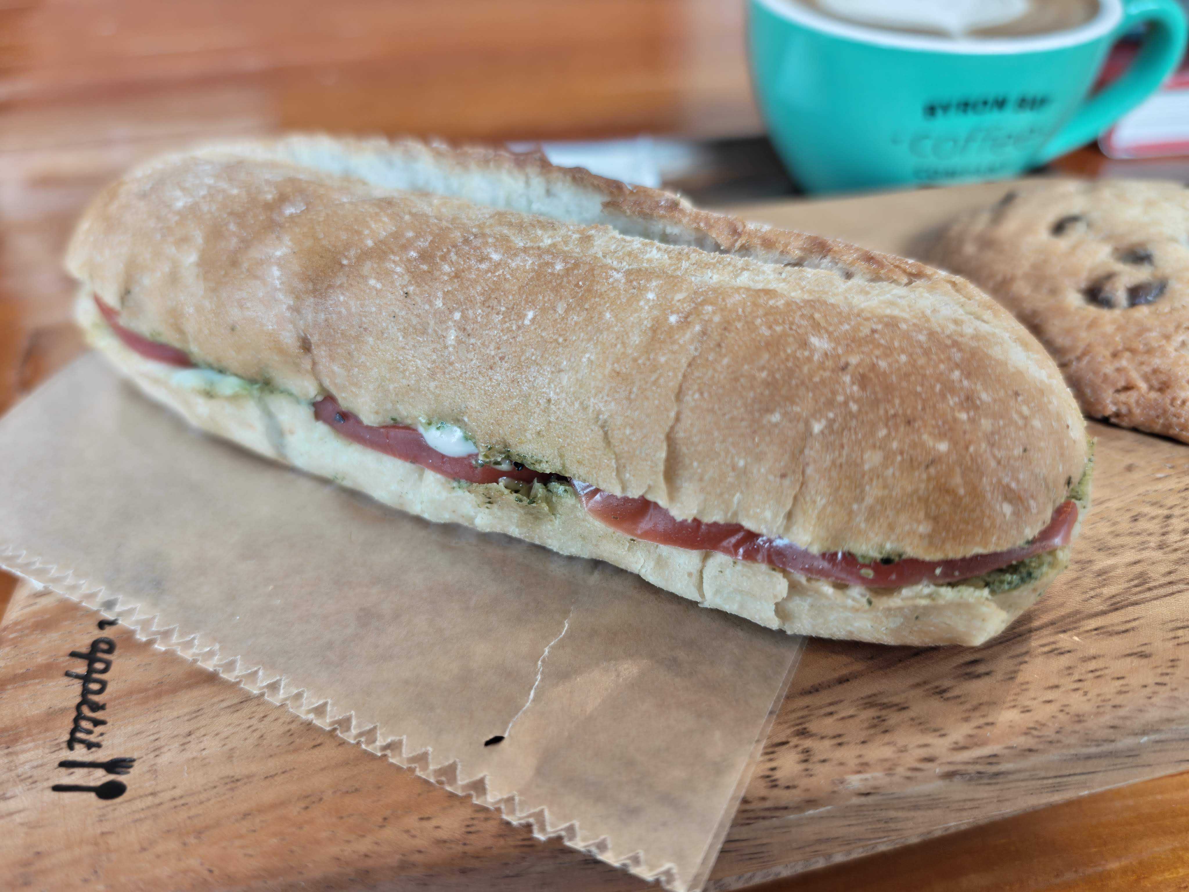 バイロンベイコーヒー　ランチ　ランチ トマト＆バジル ホットサンド