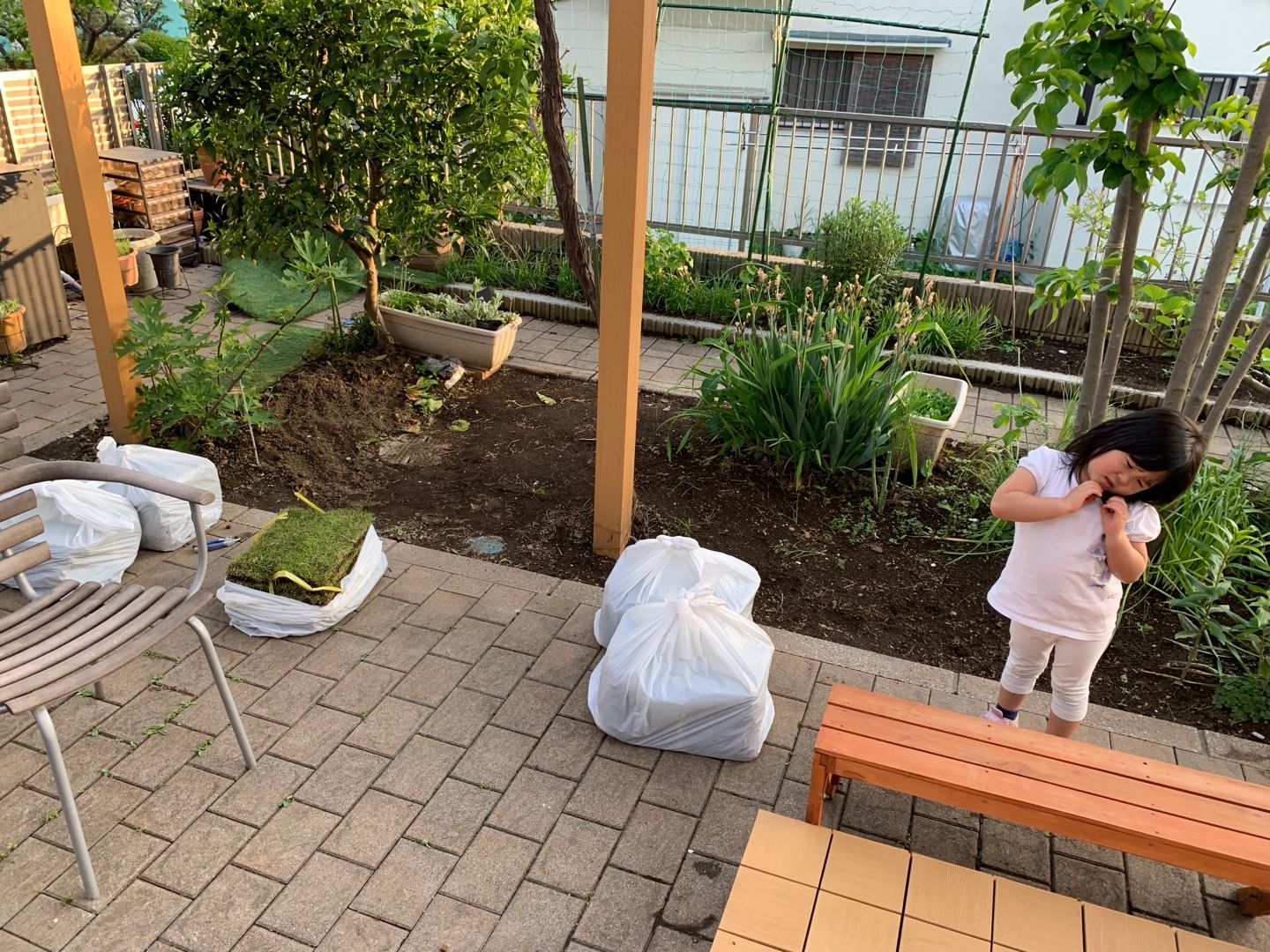 庭に芝生を置いたら あっという間にお洒落で快適になった 子供が喜ぶ家作り 庭を子供の遊び場に 楽天ブログ