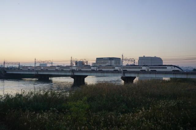 京成 夕暮れの 中川橋梁2