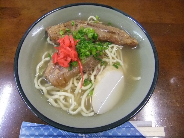 次郎坊＠那覇・牧志公設市場のソーキそば(中)