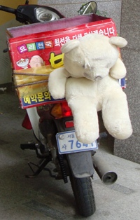 20120610 chinese cuisine delivery with Kuma san in Seoul.jpg