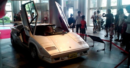 群がる元少年たち！