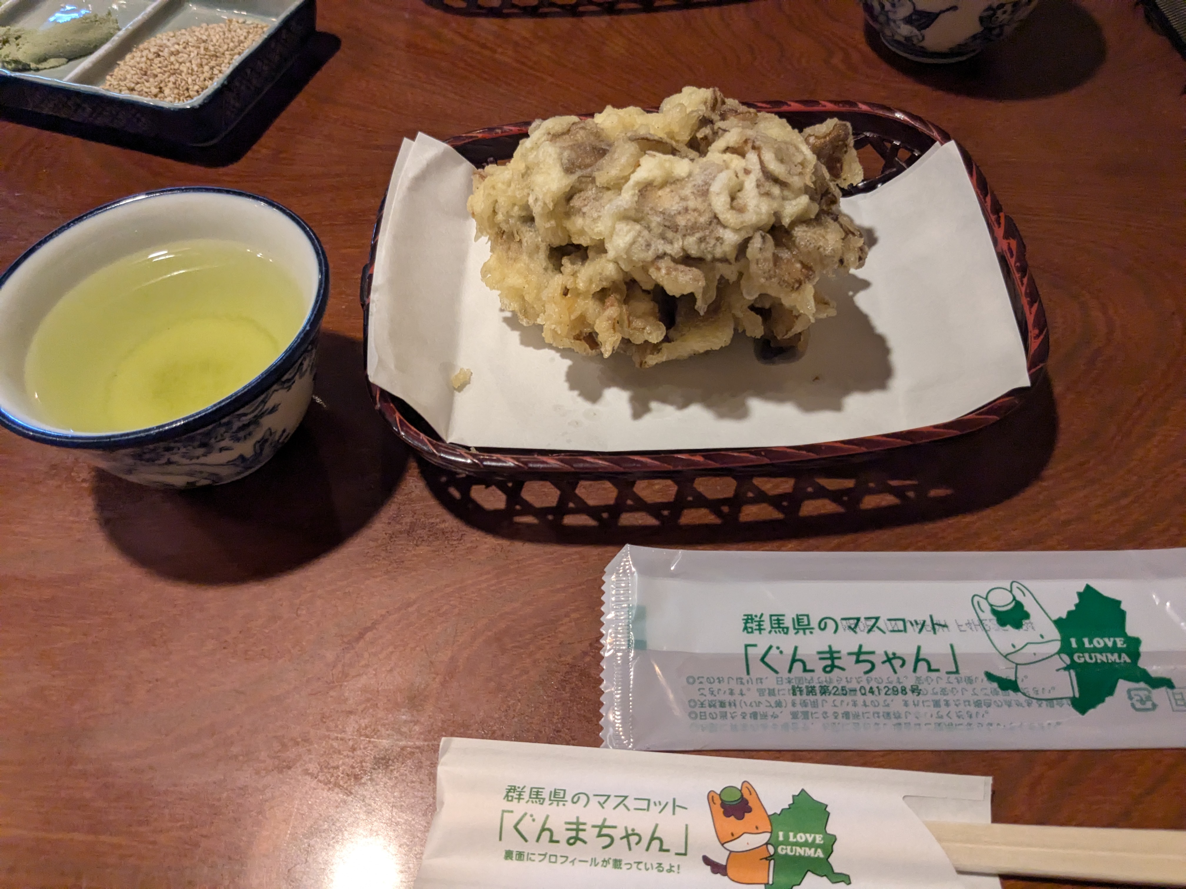 群馬県北群馬郡吉岡町　手打ちうどん 山一屋　でかい舞茸天ぷら単品　ぐんまちゃんの箸袋かわいい