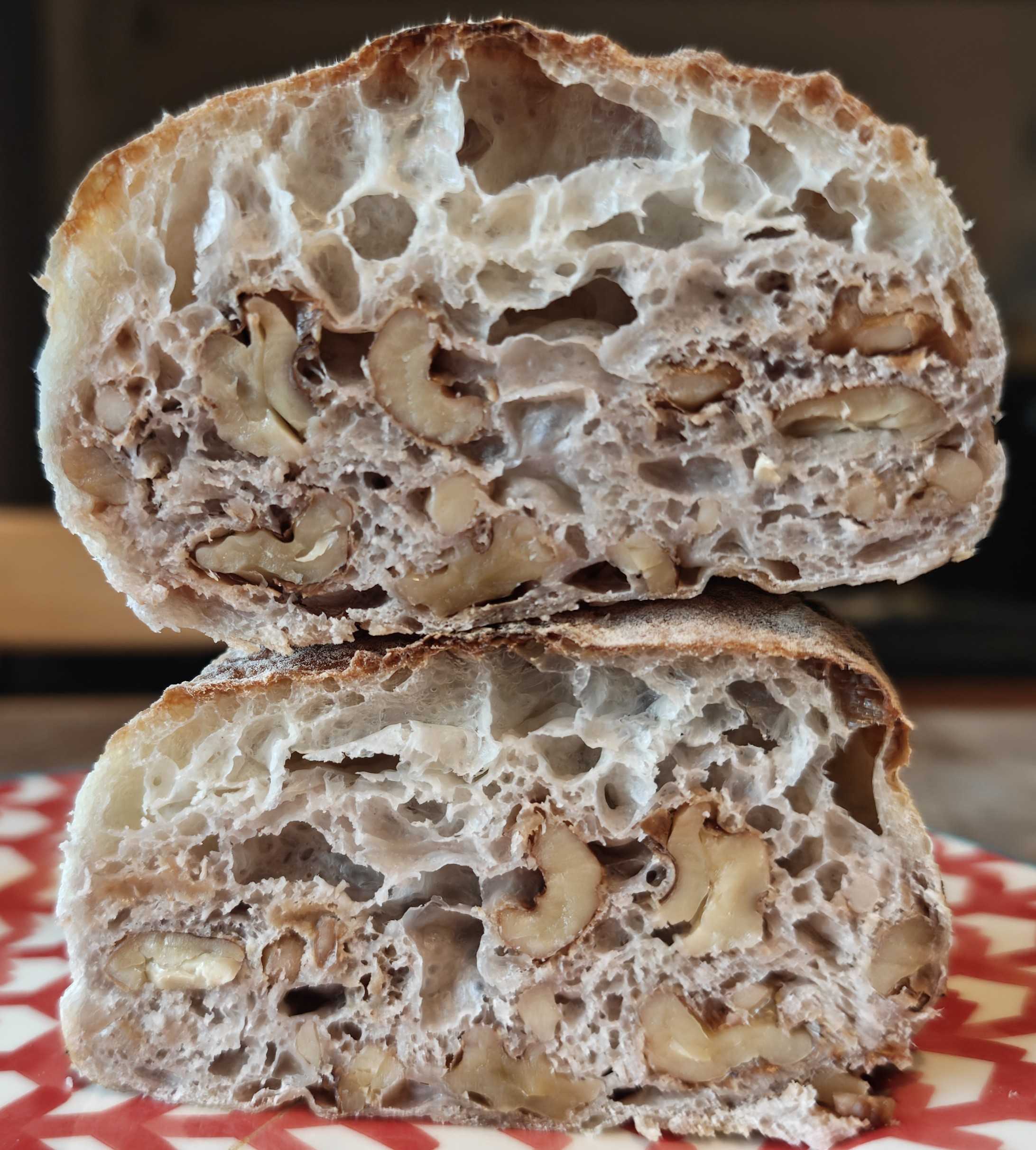 山口県のパン屋　粉と米　通販　クルミロデヴの断面