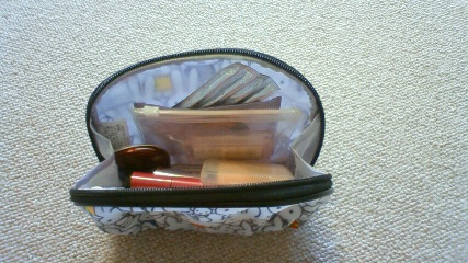 化粧ポーチ中.jpg