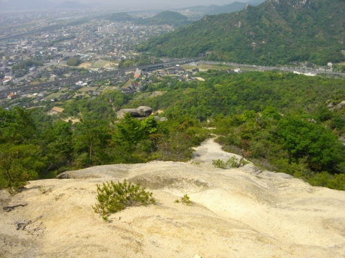 右田ヶ岳城 削平地 (1) (500x375).jpg