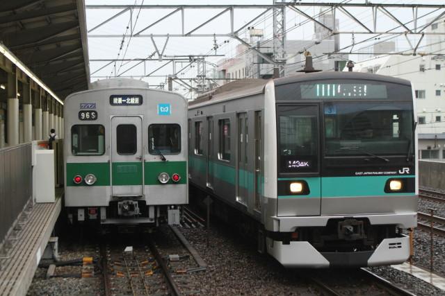 東京メトロ 5000系と 並ぶ 3車両
