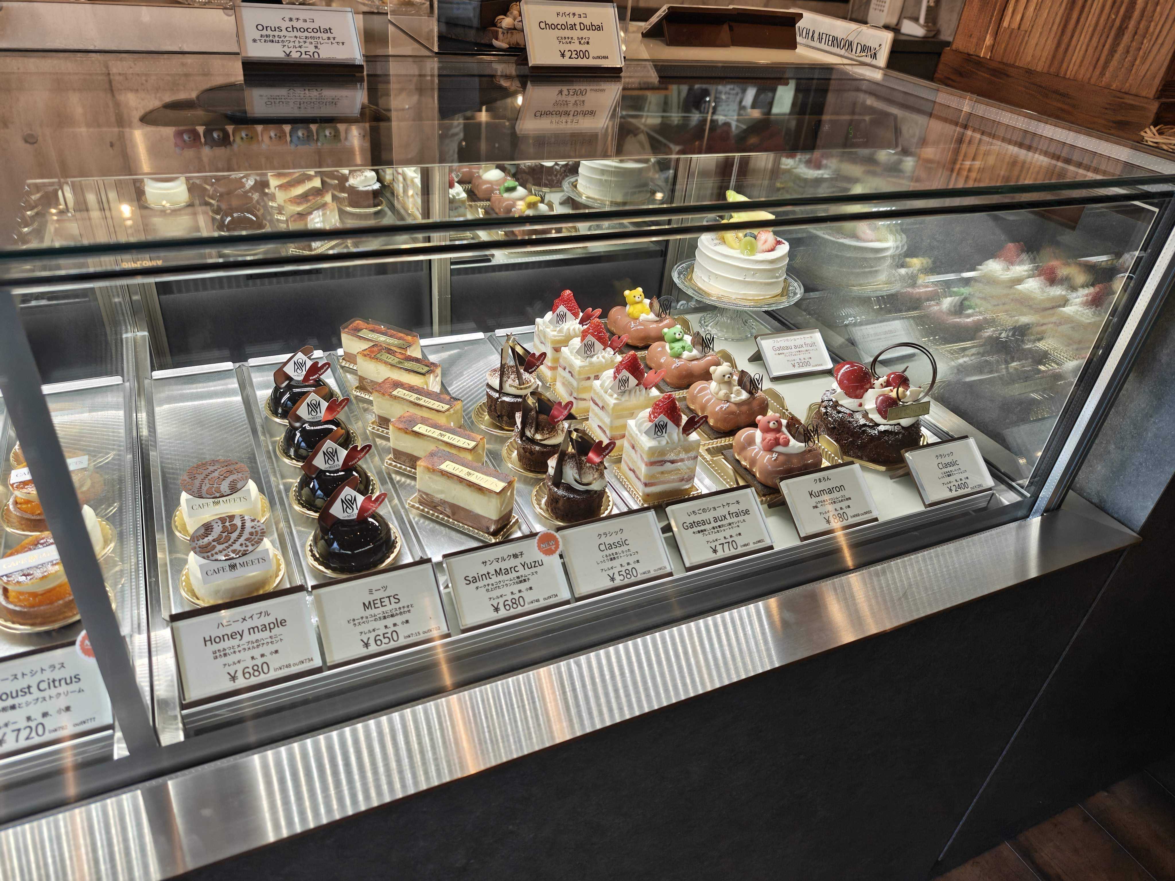 千葉中央駅　Cafe Meets(カフェミーツ)　ケーキのショーケース