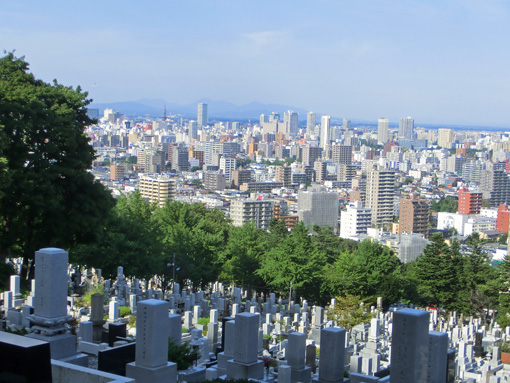 20120910墓地とビル