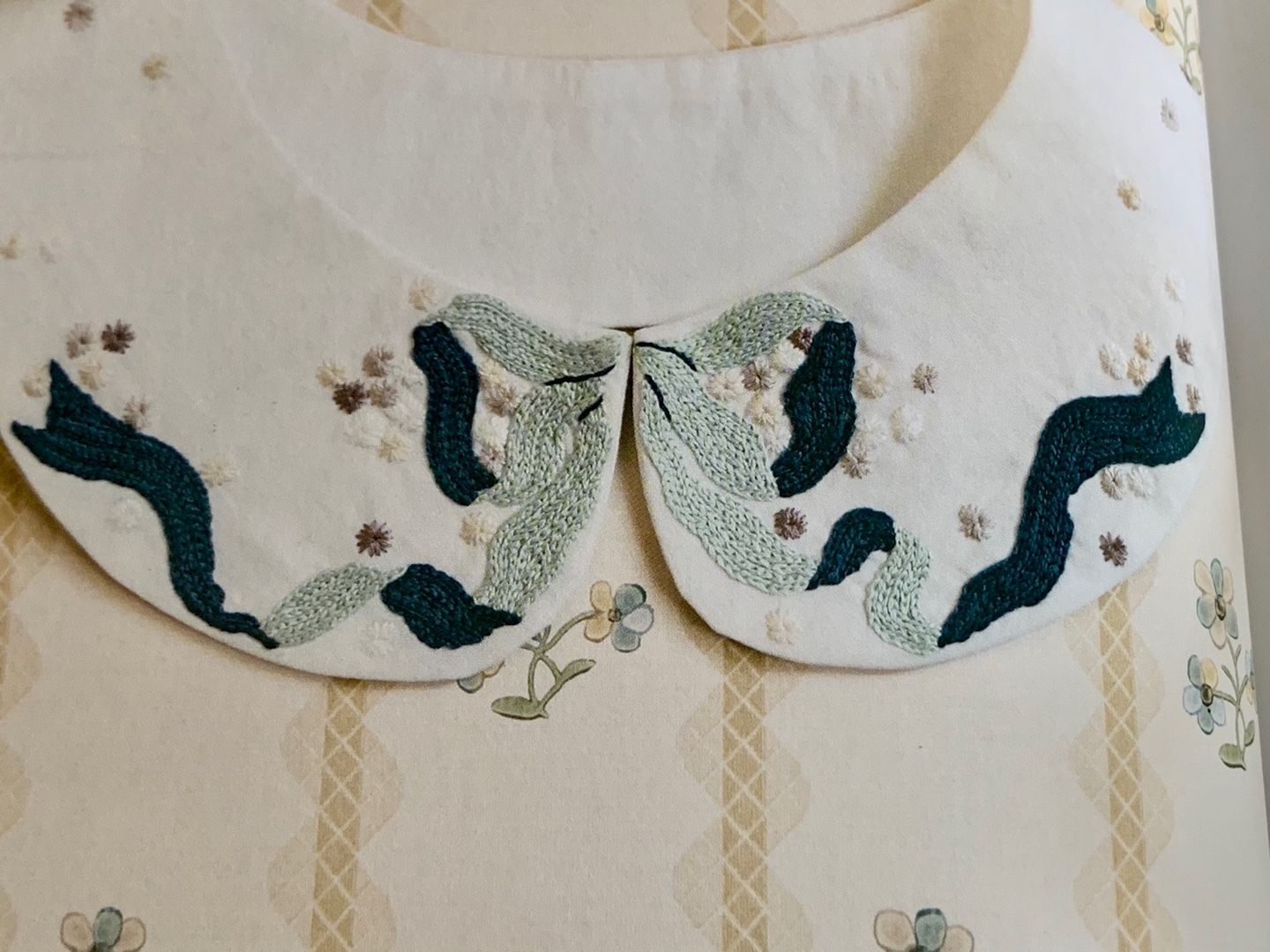 ストライプのブラウスにリボンの刺繍をしました 先日 絹マスクに刺繍したパッチワーク服のピエロ ハーレクイン 赤ずきんと狼 青い鳥 孔雀 狩人も居ますｗｗ Music Land 私の庭の花たち 楽天ブログ