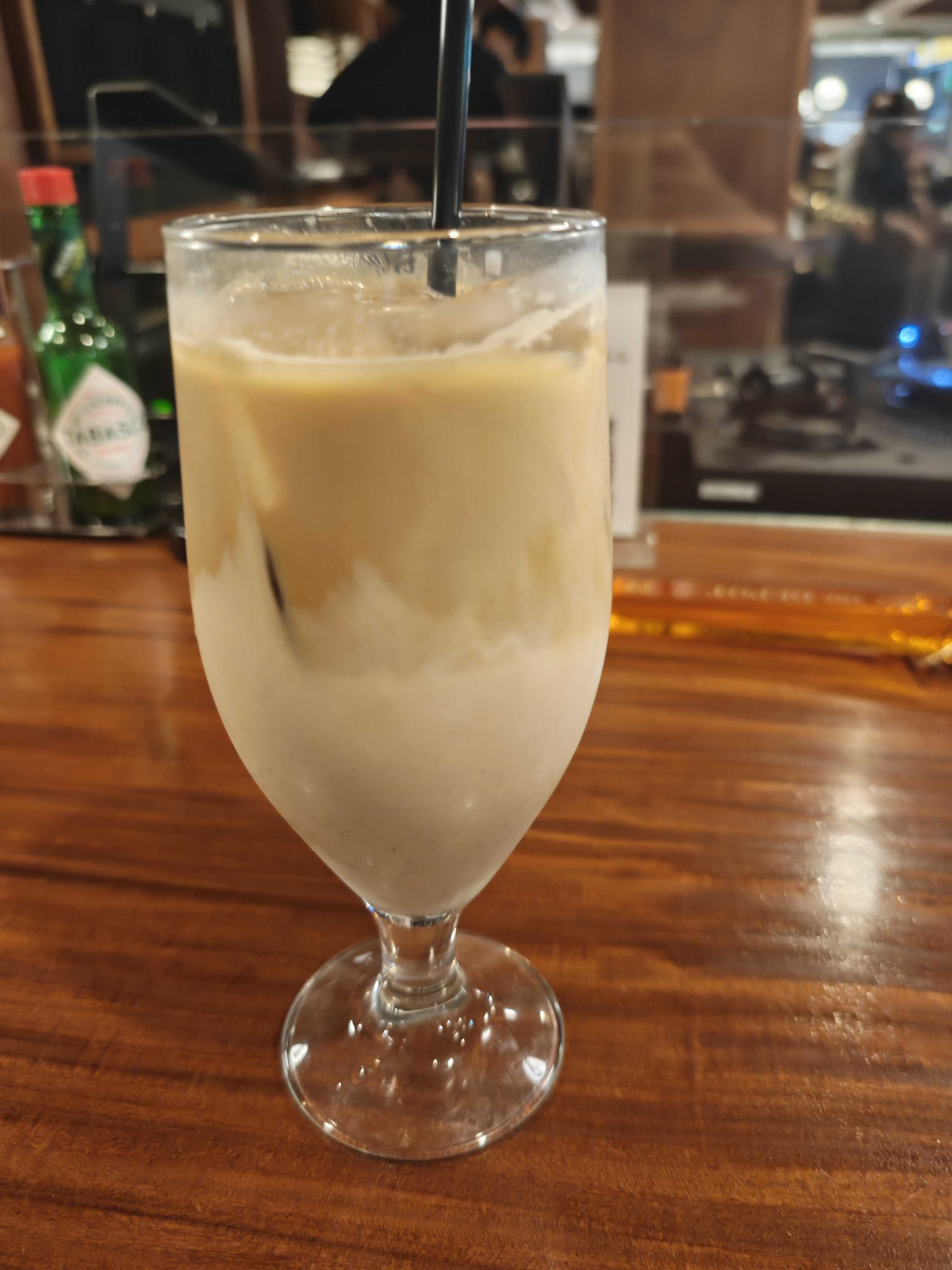 東京駅 カフェランチ　DEPOT　アイスカフェラテ