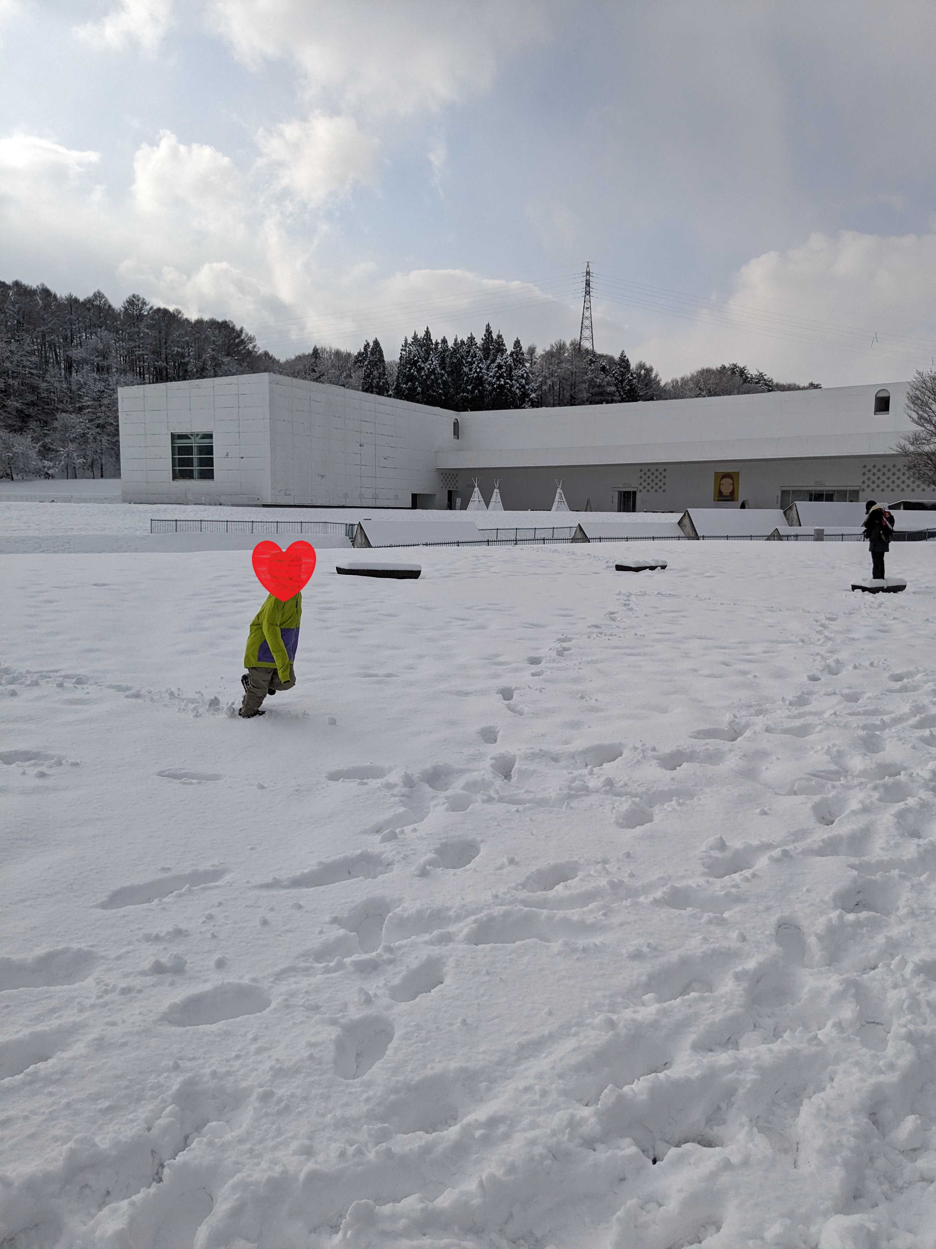 青森県立美術館前で雪遊び