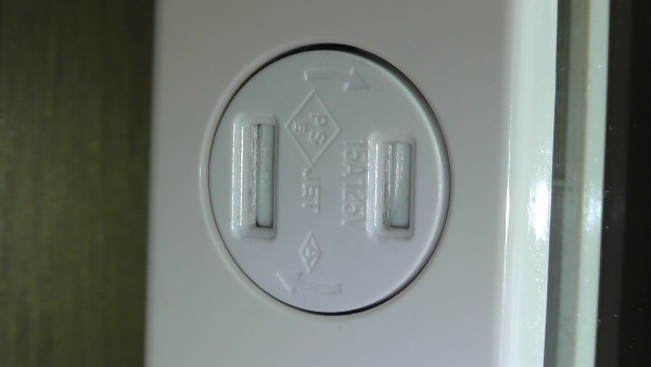 パナソニックの住設機器用埋込扉付コンセントWCF3011W