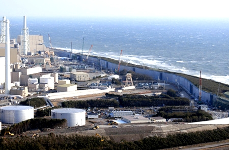 建設が進む中部電力浜岡原発の防波壁.jpg