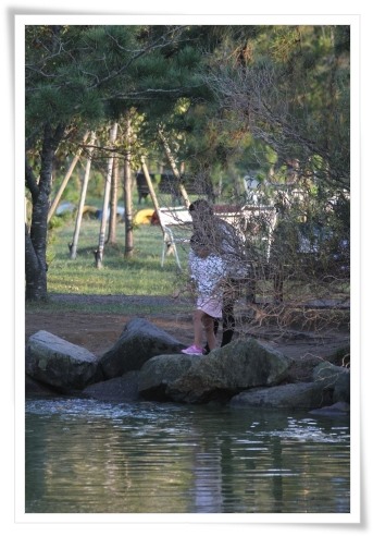 健民海浜公園-12 鯉に餌をあげる親子 13.10.13