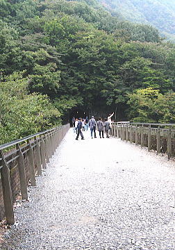 めがね橋の上